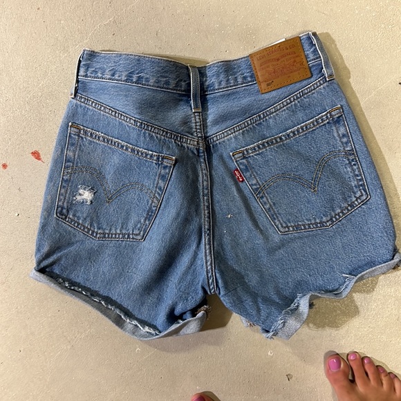 Women’s Levi’s 501 high rise jean short - Picture 2 of 3